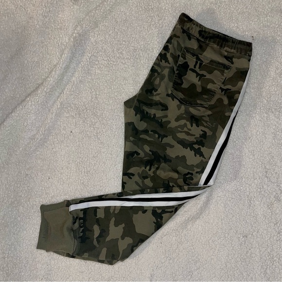 Ashley Mason - Women’s (XL) Camouflage Joggers - Picture 2 of 5